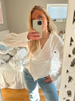 Figursydd festtopp/skjorta från Bik Bok - Använd en gång! Nypris ca 500kr