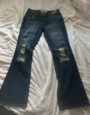 Jeans  - Superfina jeans i storlek S. Mått kan fås vid intresse💕 tyvärr kan jag inte skicka bild med de på då de var lite för små.