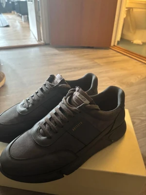 Axel arigatos - Säljer mina arigatos då de inte används längre. Fortfarande i fint skick och passar med allt. 