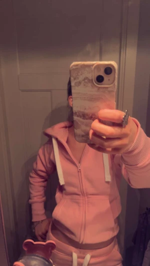 Ljusrosa hoodie från Russemerch -  ljusrosa hoodie från Russemerch i  storlek XXS🩷Den har en lite svart fläck på baksidan ärmen därför är priset också mycket billigare  (köpt för 749 kr) är inte säker på om den fläcken går att få bort men har inte testa så noga eftersom ja inte använt den ofta. 🩷Förutom fläcken så är den superfint skick och man ser ej den lilla fläcken när man har på sig den🩷🩷skulle kunna sälja för 250🩷