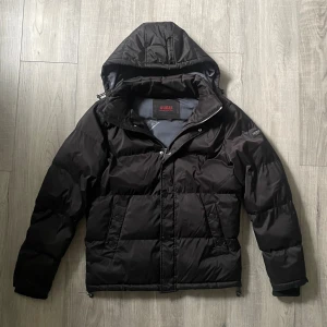 Guess Jacka - Snygg svart dunjacka från Guess i storlek S. Perfekt för kyliga dagar. Använd bara två gånger. Nypris är 2600kr, mitt pris är 1299kr. Hör av er vid frågor 🙌