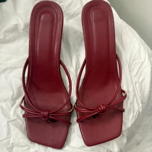 Vinröda klackar  - Superfina vinröda klackar i storlek 38🍓 Passar tyvärr inte så därför säljer jag de🙌🏼