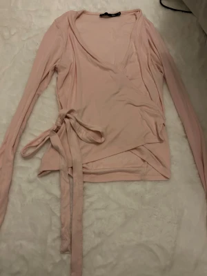 Ljusrosa omlottopp från lager 157 XS - Super fin och passar till allt!