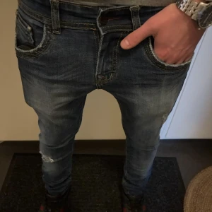 Blåa Replay jeans med slitningar - Tja! Säljer dessa riktigt snygga jeans med slitningar fråm Replay | W30 | Färg~Mörkblå tvätt | Jag på bilden är 181! Hör av er vid minsta lilla fundering🙌