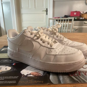 Nike Air Force 1 vita sneakers - Fräscha Nike Air Force 1 sneakers. De är inte använda mycket då de var för stora på mig.