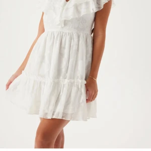 Studentklänning  - Storlek L men skulle nog passa en M, Säljer då jag har hittat en annan! Endast provad 1 gång, Ordinarie pris på Bubbleroom är 699 kr, prislapp sitter fortfarande på🌸