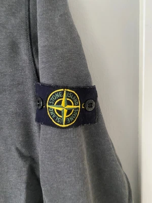 Grå Stone Island tjock tröja - Grå stone Island tjock tröja i bra skick. 