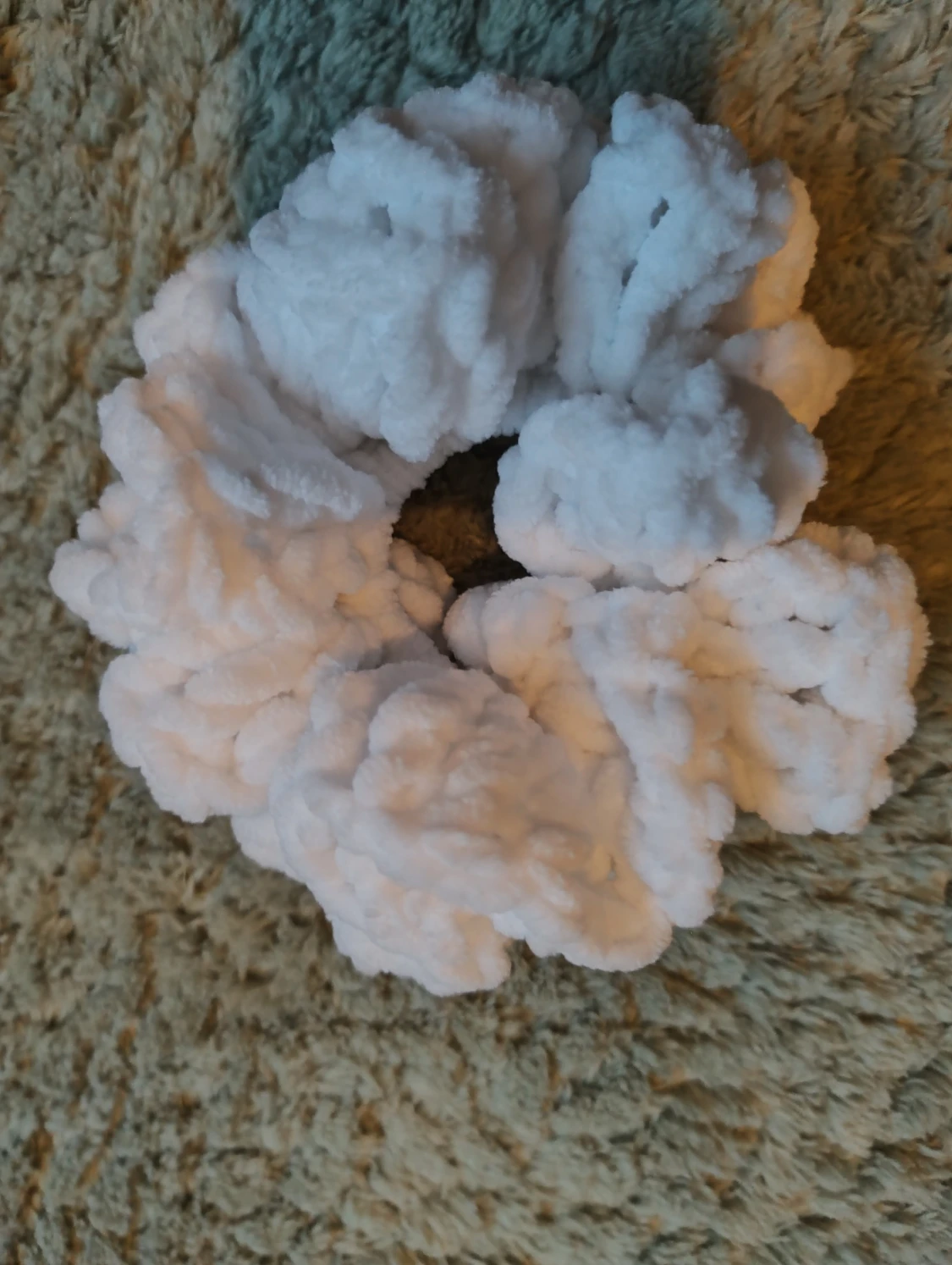 Fluffig virkad scrunchie 