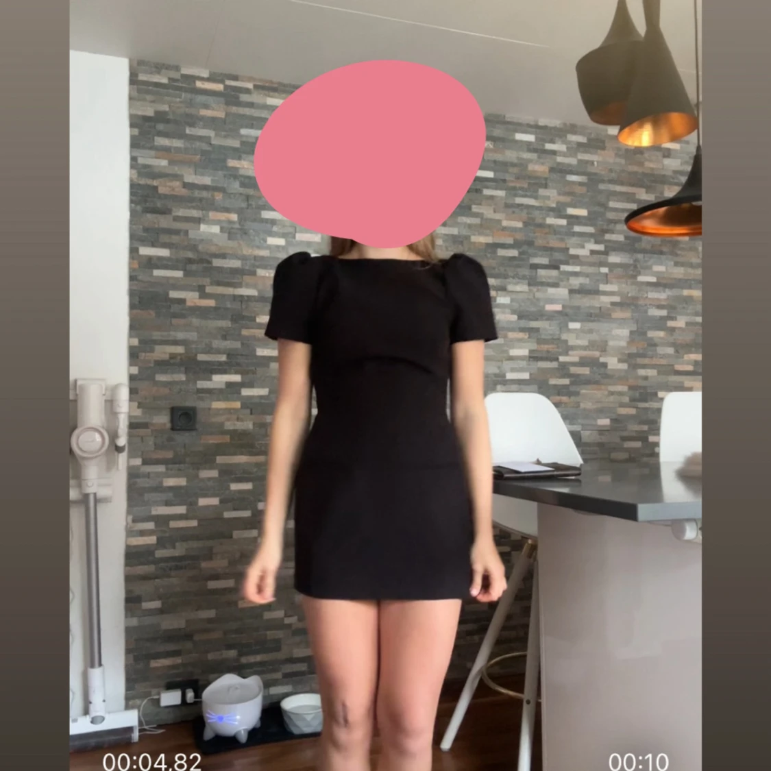 Svart kort klänning med puffärm - 1