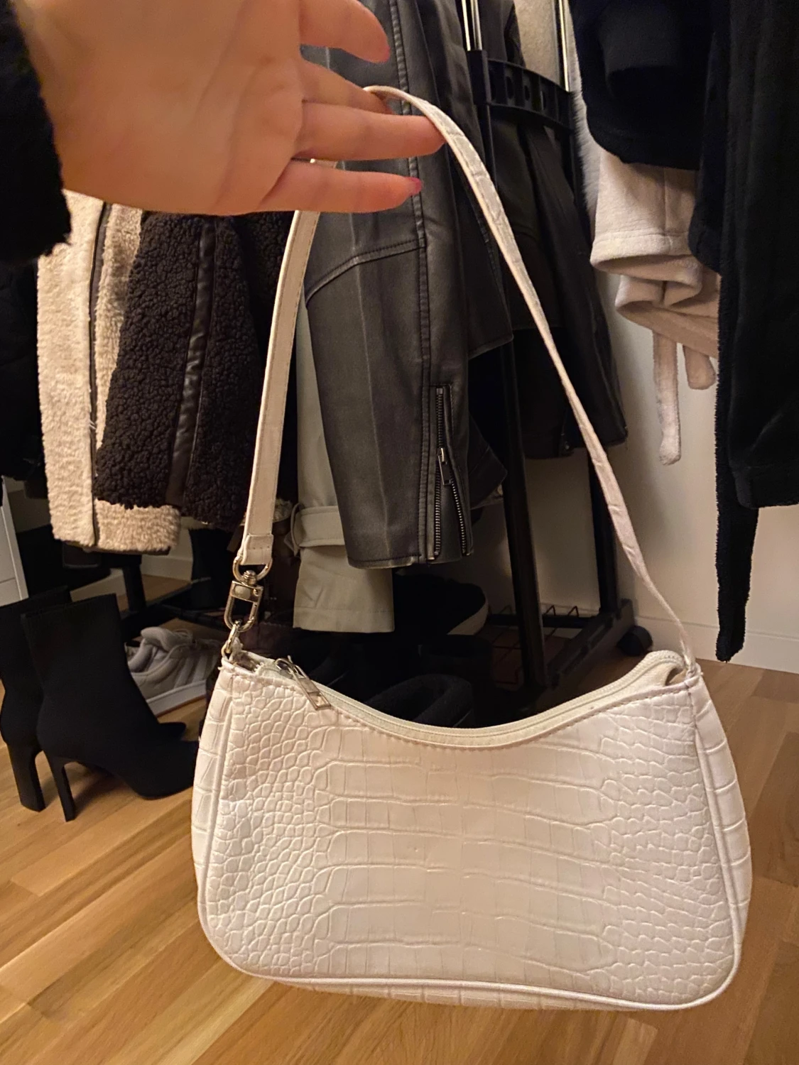 Vit axelväska i croco-imitation - 3