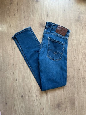 Replay anbass jeans - Toppen skick W29 L32 Slimfit, skönt flex material Finns fler liknande designer i min profil Fråga om ni tänker på något så svarar jag så fort jag kan 🙌