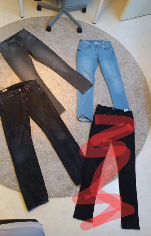 3 par jeans i olika färger - Säljer tre par jeans: ett par jack and jones, ett par Vailent och ett par Levi's. Säljer alla för 1250 eller enskilda kolla de annonserna pris kan diskuteras vid snabb affär🤗🍾
