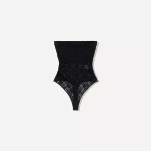 Svart spets tubtopp från Bershka - Svart tubtopp från Bershka. Jättefin i spets med täckande innertyg för brösten. Den är helt ny då den är för liten tyvärr. Passar inte en större byst.