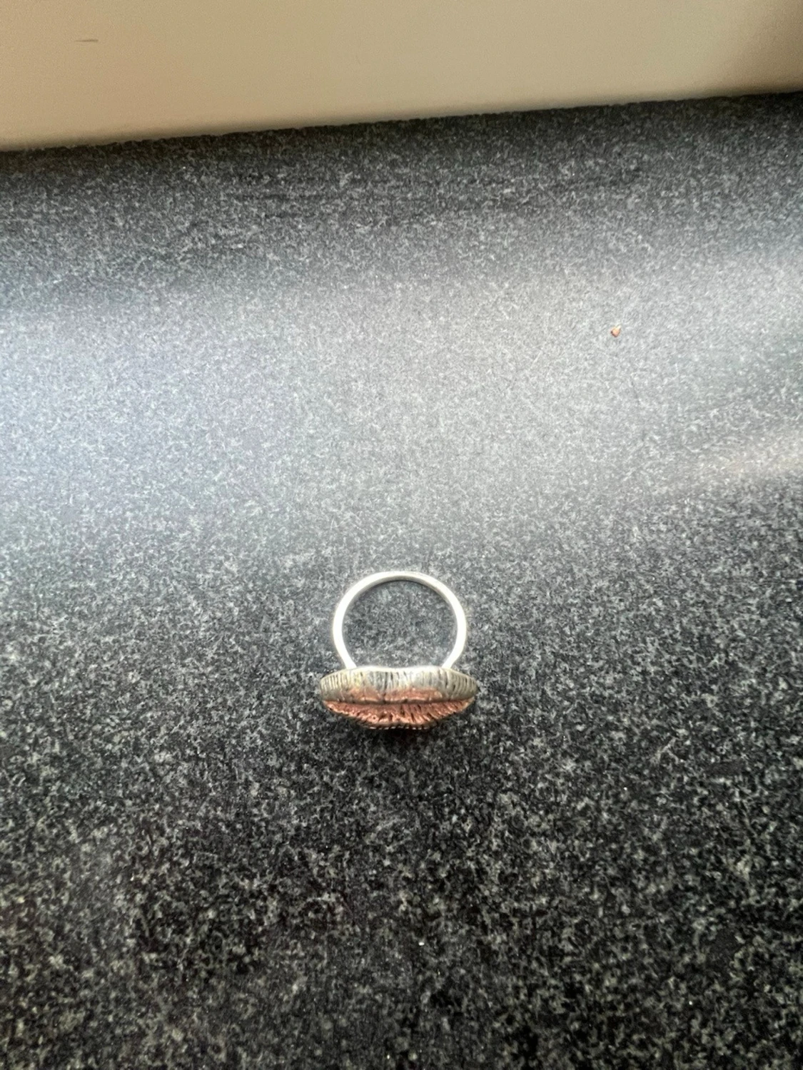 Unik silverring med kopparfärgad detalj