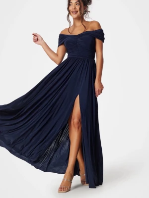 Marinblå offshoulder långklänning - Storlek 38 men har själv 36/small och den sitter perfekt på mig🤍Liten i storleken. Elegant marinblå långklänning med offshoulder och draperad överdel. Klänningen har en hög slits framtill och är tillverkad i ett mjukt, följsamt material som ger ett fint fall. Kontakta mig för egna bilder på klänningen!🤍✨köpt från Bubbleroom, priset kan diskuteras. Nypris:1099kr och har prislapp kvar