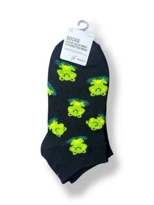 Svarta strumpor med gröna figurer - Coola svarta strumpor från Forever 21 med mönster av gröna tecknade figurer och blå detaljer. Strumporna är låga och tillverkade i mjukt material som passar perfekt till sneakers eller vardagslooken. Passar mig som har storlek 37/38