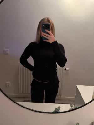 Svart ribbstickad polotröja - Pris går att diskutera.