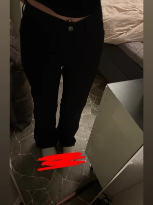 Jeans - Snygga svarta jeans med raka ben och normal passform. Perfekta till alla typer av outfits och superenkla att matcha. 