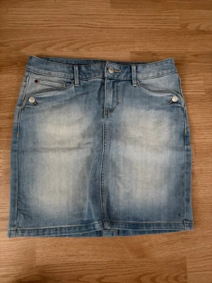 Esprit Jeanskjol - Säljer denna då den inte längre används  Märke - ESPRIT  Storlek - 26  Midjemått - 39cm Längd - 43cm  Pris går att diskuteras