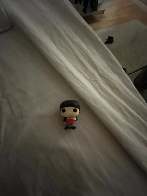 will stranger things. Funko Pop-figur med svart hår och röd tröja - Säljer en Funko Pop-figur med svart hår, stora svarta ögon och röd tröja. Figuren har svarta byxor och står upprätt. Perfekt för samlare eller som dekoration i rummet.