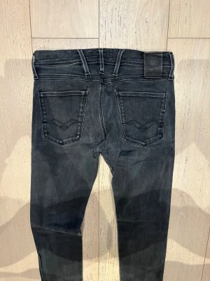 Replay jeans - Skick: 8.5/10 | anbass | obs Storleksettiker är avklippta men sitter som 30/32