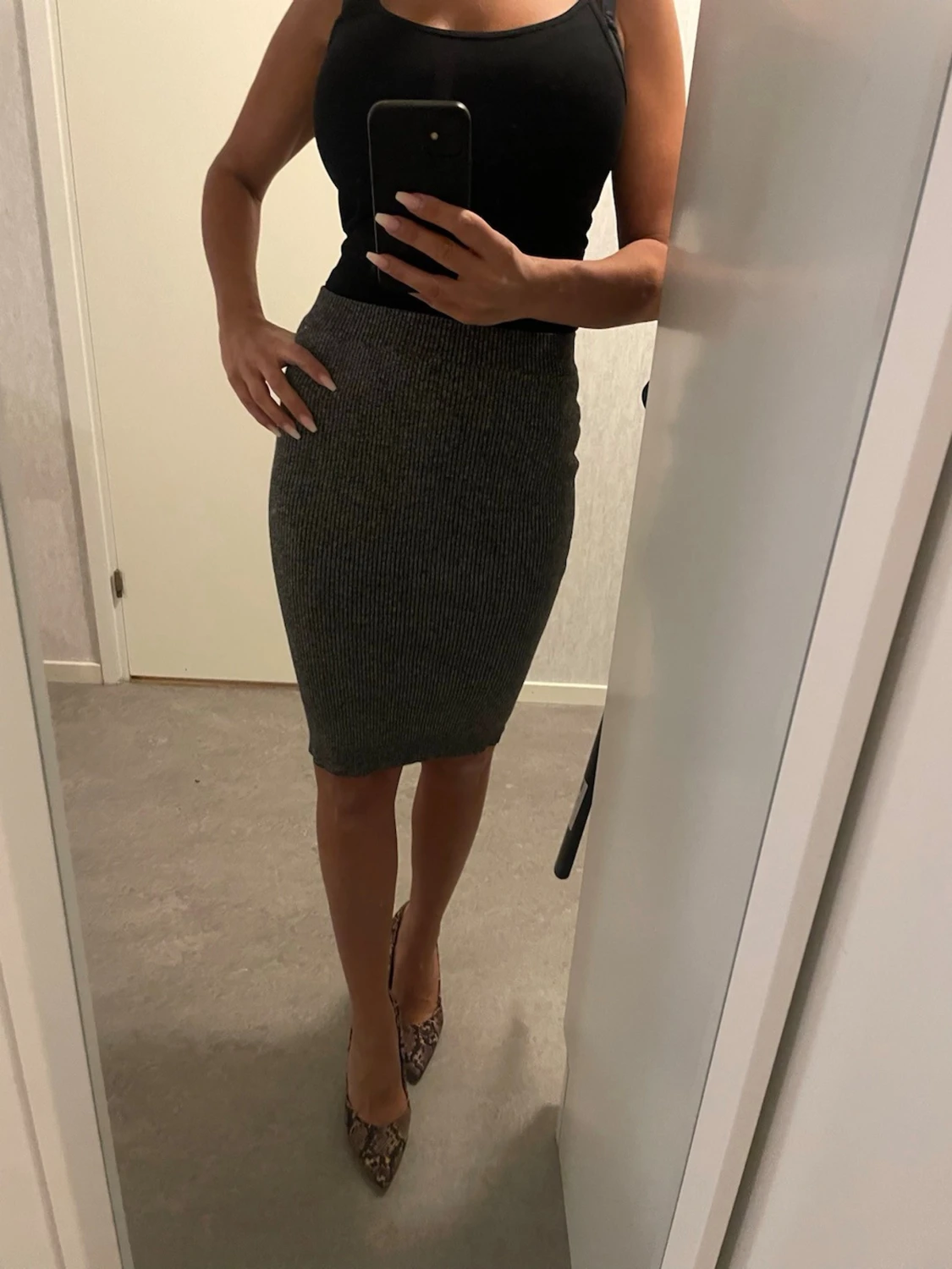 Grå ribbad pennkjol i stickat material - 1