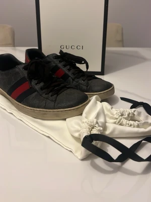 Gucci Ace - Riktig snygga Gucci Ace skor. Skicket är 8,5 allt på bilden medföljer. Kan gå ner i pris vid snabb affär. Har defekter på insidan av skon men inget som syns vid användning! Skorna är köpta på Trendsellers konto på Plick och är därav äkta.