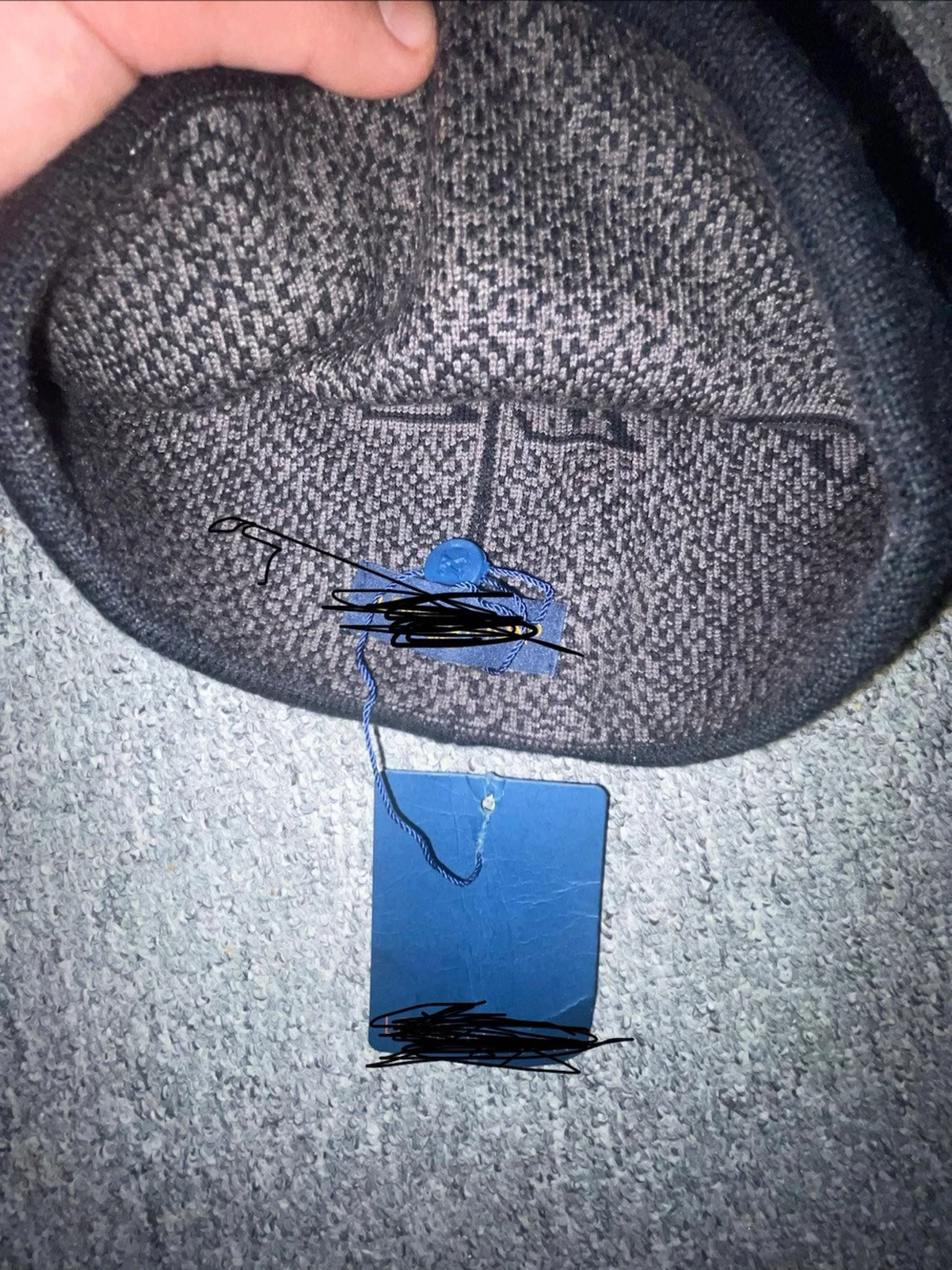 Mörkgrå och blå mössa  - 2