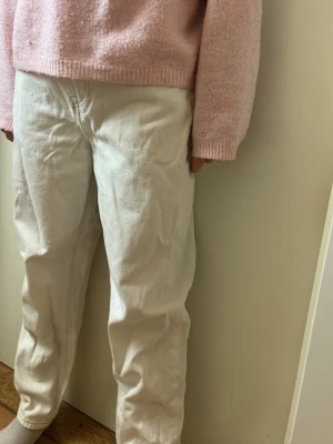 Vita raka jeans i bomull - Säljer ett par vita jeans med rak passform och klassiska fickor både fram och bak. Jeansen är högmidjade