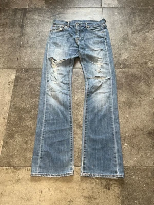 Vintage Levis 527 Flared Jeans - Tjatja! säljer nu mina levis 527or som jag har haft en hel del🫡 Slitningarna på dessa är bland de snyggaste jag sett👏 strlk 30/34, tveka inte på att skriva ifall ni har fler frågor🖖