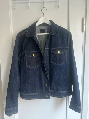 Filippa K Jeansjacka Storlek S - Filippa K Jeansjacka Storlek S. Ny utan prislapp