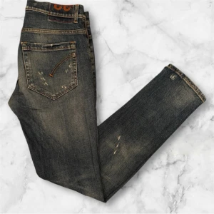 Dondup jeans George - Dondup jeans George trendigaste jeansen på marknaden. Nypris runt 4000kr säljs för 1049kr(Modellen har original slitningar ifrån fabrik vilket är väldigt eftertraktat och populärt)