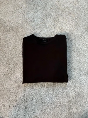 Stickad tröja från Massimo dutti - Helt ny stickad tröja från Massimo dutti. 100% italiensk ull. Köpt imassimo dutti butiken i Stockholm för 1700kr. Storlek M. 