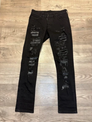 Dsquared2 Jeans - Svarta jeans från Dsquared2 med slitna detaljer och raka ben. Jeansen har klassisk femficksdesign och är tillverkade i denim. Perfekta för en edgy och trendig look.