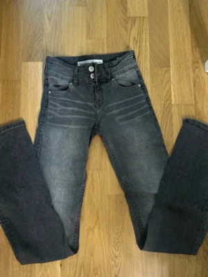 Lågmidjade jeans - Lågmidjade, fint skick. ⭐️ säljer då de inte passar mig längre 