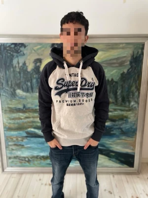 Superdry hoodie - Säljer nu en Superdry Hoodie👕                                                              Storlek: L/M, Skick: 9/10, Skriv vid minsta fråga, Fraktar alltid inom 24h efter köp📦