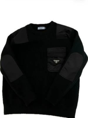 Prada sweatshirt - Skick:Ny Storlek: M  Färg:Svart/Blå Veriferingskort följer med ✅  Postar inom 24h 📦 Snabb leverans 🚚