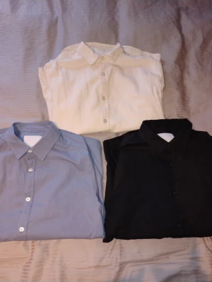 3 klassiska skjortor från 157 i S - Säljer tre stilrena skjortor från 157 i storlek S. En vit, en ljusblå och en svart skjorta, alla med klassisk krage och knappar framtill. Perfekta basplagg till garderoben och lätta att matcha med olika outfits. VILL ÄVEN TILLÄGA STT NYPRIS ÄR 150 KR ST SÅ RÄTT BRA KAP ATT FÅ 3 ST FÖR PRISET TILL 1.