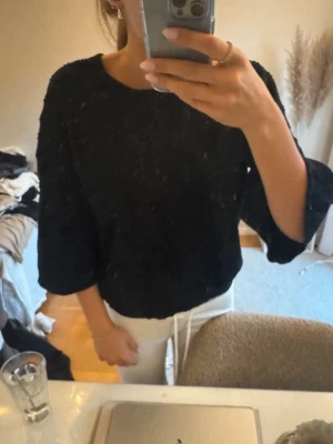 Svart finstickad tröja med broderi -  Säljer svart topp med trekvartsärm och broderi på ärmarna 🖤passar mig med S