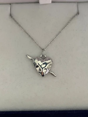 Maria Nilsdotter ”Tuvstarr” Necklace inspired - Aldrig använd, silverpläterad och tillverkad i rostfritt stål. Kedjans längd 40+5 cm och nickelfri. Om du har fler frågor, tveka inte att höra av dig 🤗