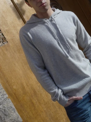 Venzo 100% cashmere hoodeis - Hej, finns ett par Venzo hoodeis kvar i lager, tänker att jag säljer det är för en billigare peng så var snabb innnan det tar slut, skriv ifall du undrar över något, alla är inplastade och aldrig använda, finns i S-L. Obs beställ med postnord för snabbast frakt!