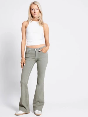 Gröna bootcut jeans från 157 - Snygga gröna bootcut jeans. Jeansen har klassisk femficksdesign, normal passform upptill och utsvängda ben. Tillverkade i mjukt denimtyg som ger en bekväm känsla hela dagen. Aldrig använda 