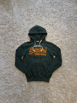 Superdry hoodie grön - Snygg hoodie från superdry, använd men i bra skick! Mått: Längd: 65 Bröstvidd: 55 Ärm: 64