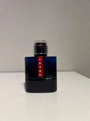 Prada Parfym - Prada Luna Rossa Ocean är en Eau de Toilette parfym för män. Flaskan har bevarats på bra sätt. Det är en Frisk, elegant och maskulin doft som funkar året runt. Det är cirka 45ML kvar av 50ML. Hör av er vid intresse/frågor. PRIS KAN DISKUTERAS!