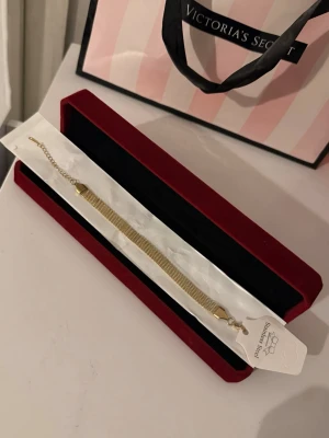 Guld Armband - Helt ny aldrig använd. Rostfritt ståo. Justerbar.