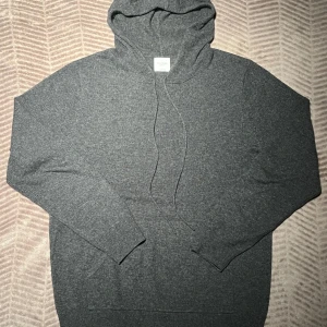 John Henric Kashmir Hoodie  - Säljer en jättesnygg hoodie från John Henric i Kashmir, den är sparsamt använd med näst intill noll tecken på användning. Färgen på tröjan är en mörkare grå, och den är köpt på deras hemsida för 2499 kr, kvitto finns vid behov. Pris kan diskuteras vid snabb affär!