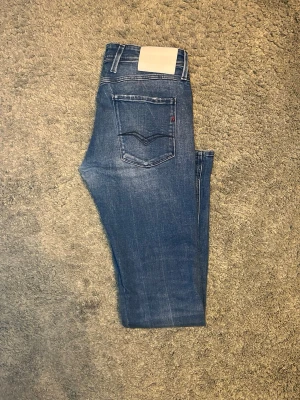 Replay Anbass blå - Säljer ett par blå Replay Anbass jeans i fint skick. Fråga bara om fler bilder eller funderingar! W33 L34