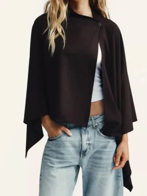 Ponchotröja - Brun Ponchotröja med asymmetrisk kant och knappdetalj vid axeln. Helt ny med etikett kvar!