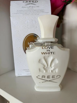 Creed: Love in White - 75ml från början men är ca 1/3 kvar. Har markerat på bild,mängden som är kvar. Tyvärr är flaskan lite kantstött (också på bild), men ingenting som stör funktion. Inköpt för 2360kr.