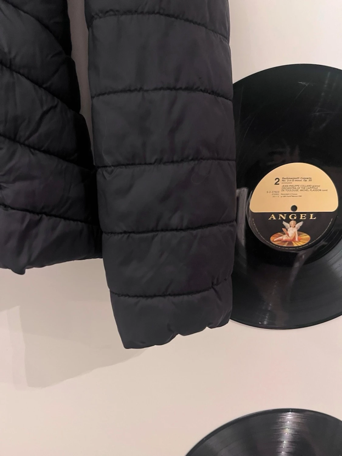 Svart dunjacka med huva - 4